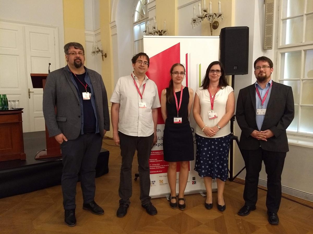 A képen balról jobbra haladva: Dancs Szabolcs, Németh Márton, Ilácsa Szabina, Radó Rita, Maczelka Árpád látható.