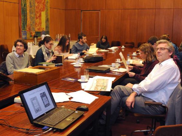 Doktoranduszhallgatók különleges dokumentumokat tanulmányoznak az OSZK Tanácstermében