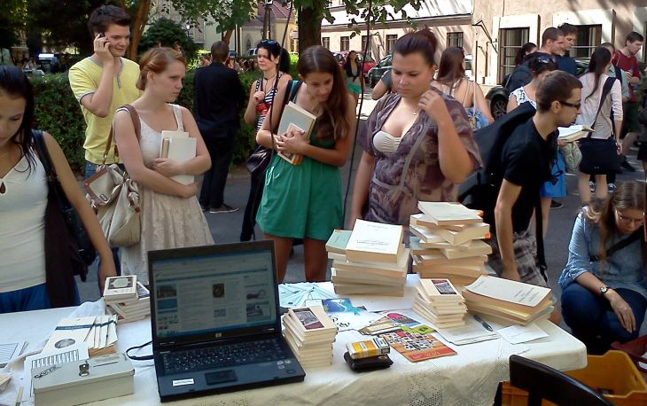 Az OSZK pultja a Trefort-kertben, 2012-ben Az OSZK pultja a Trefort-kertben, 2012-ben
